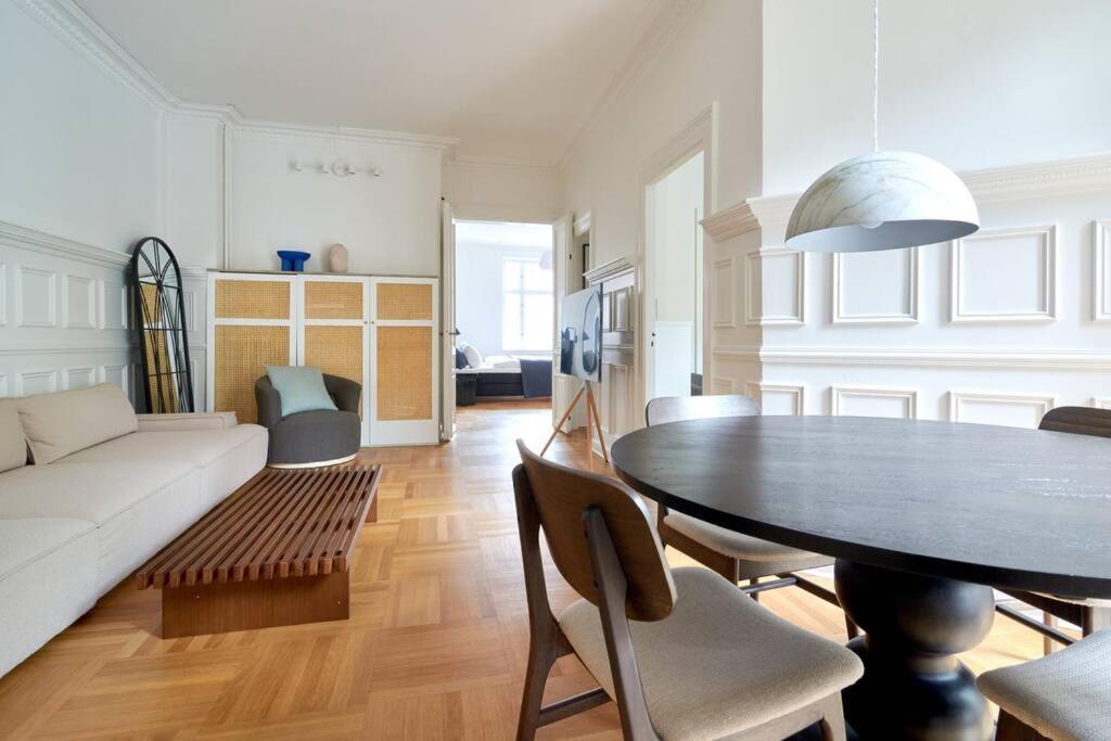 Spacious 3 Bedroom Manor Flat Next To Tivoli コペンハーゲン エクステリア 写真