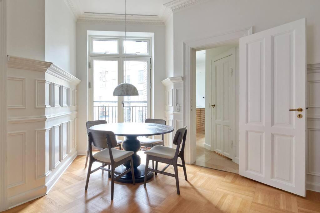 Spacious 3 Bedroom Manor Flat Next To Tivoli コペンハーゲン エクステリア 写真