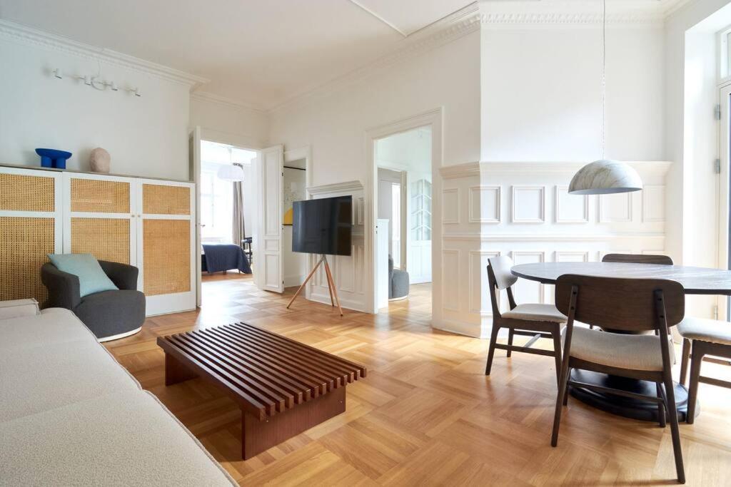 Spacious 3 Bedroom Manor Flat Next To Tivoli コペンハーゲン エクステリア 写真
