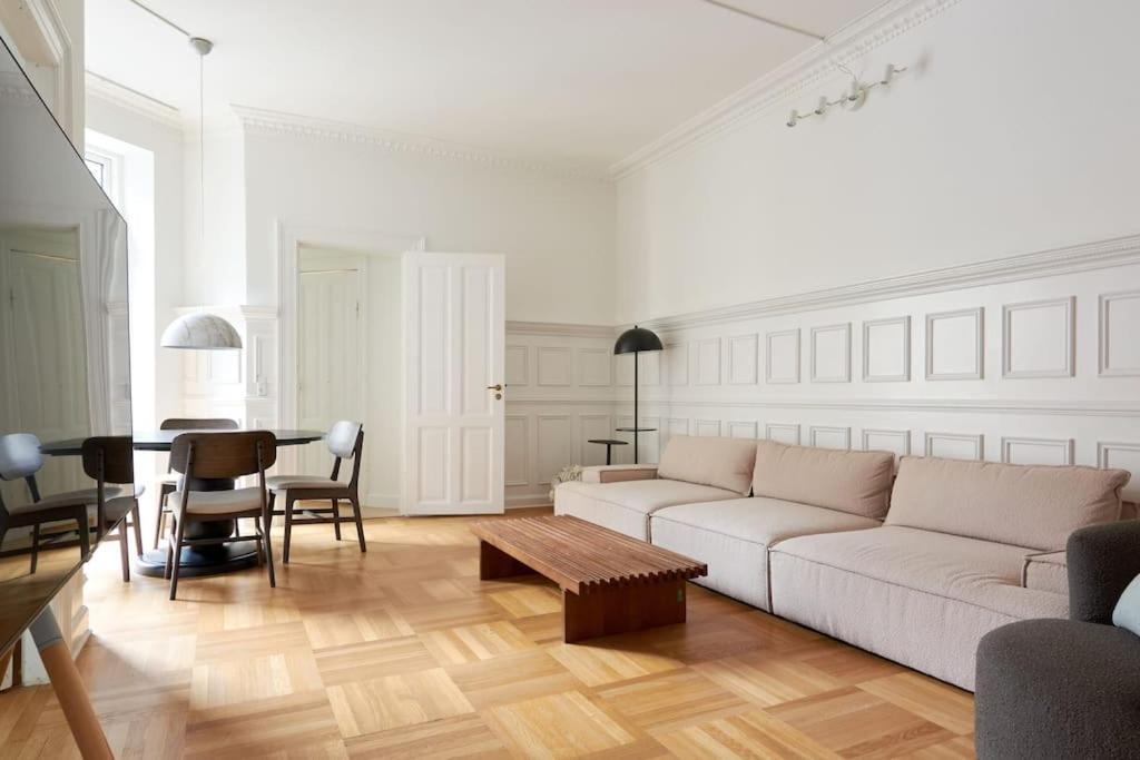 Spacious 3 Bedroom Manor Flat Next To Tivoli コペンハーゲン エクステリア 写真