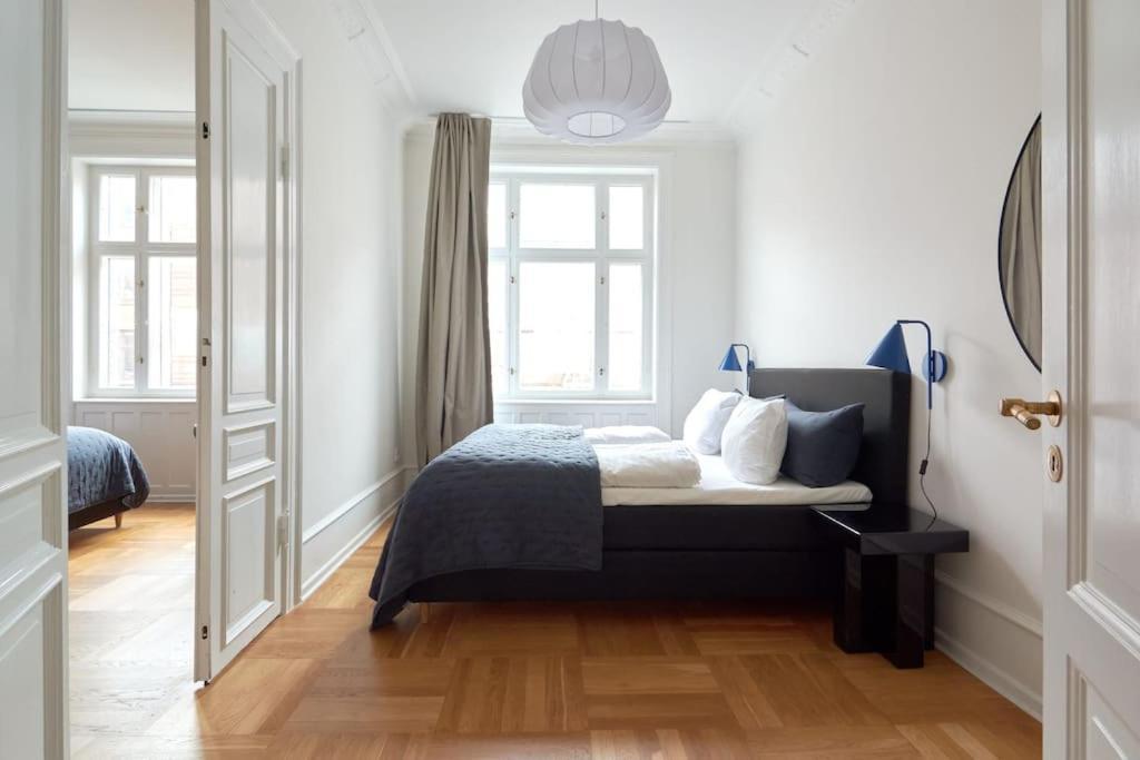 Spacious 3 Bedroom Manor Flat Next To Tivoli コペンハーゲン エクステリア 写真