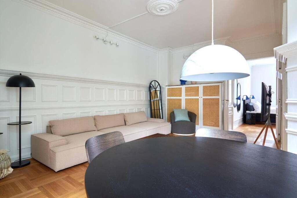 Spacious 3 Bedroom Manor Flat Next To Tivoli コペンハーゲン エクステリア 写真