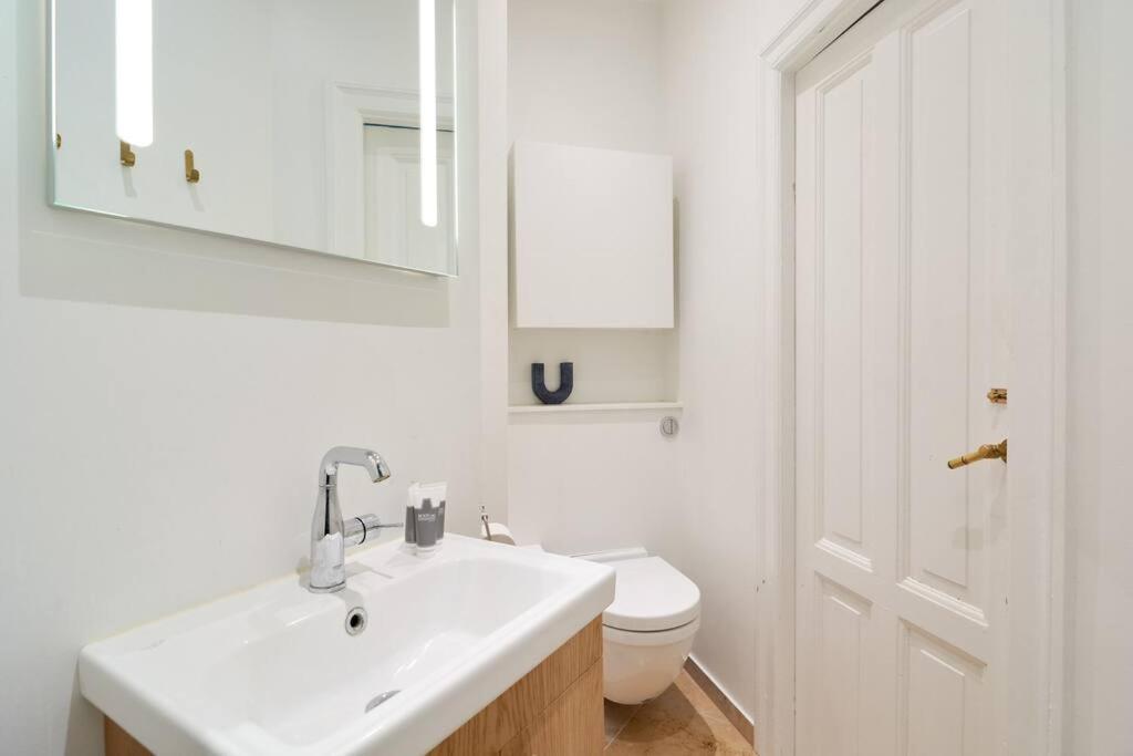 Spacious 3 Bedroom Manor Flat Next To Tivoli コペンハーゲン エクステリア 写真